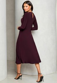 Lipsy LONG SLEEVE CROSS FRONT MIDI - REGULAR FIT - Vapaa-ajan mekko - berry red