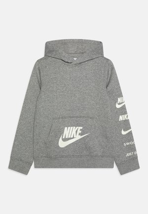 Grå Nike hættetrøje med forlomme, hvidt Nike-logo på brystet og flere hvide Nike-logoer og tekst på højre ærme.