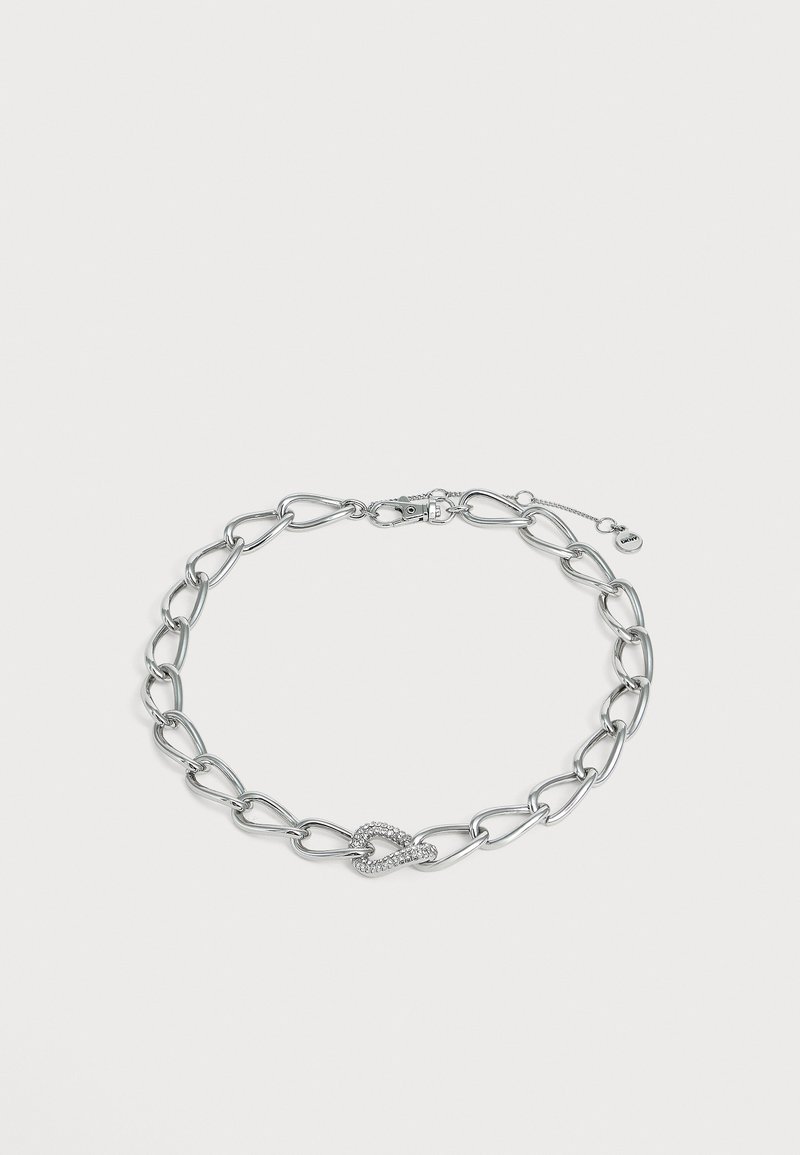 Collier chaîne argentée avec des maillons allongés et un pendentif en forme de cœur orné de petites pierres, avec une fermeture à mousqueton.
