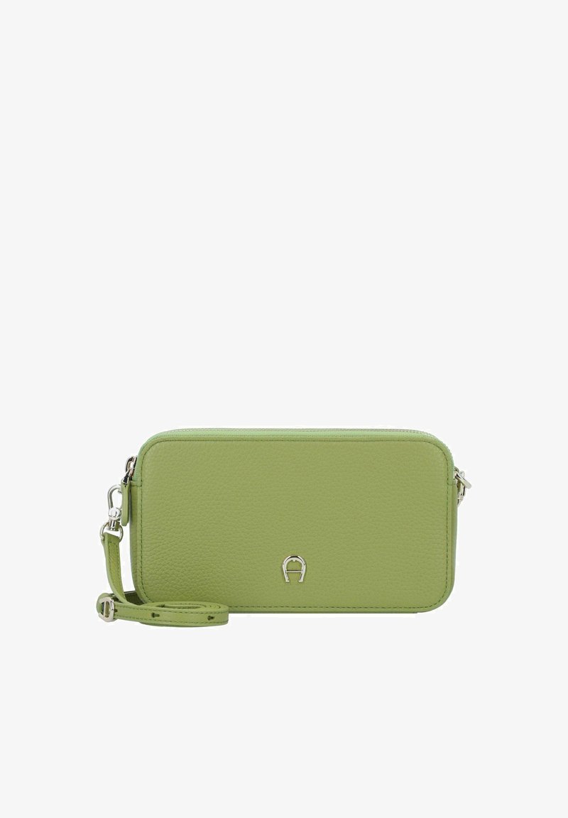 Borsa a tracolla in pelle verde con superficie strutturata, forma rettangolare, chiusura con zip e dettaglio logo argentato. Tracolla regolabile inclusa.