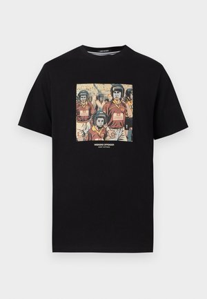 T-shirt noir avec un graphisme de joueurs de hurling portant des casques intitulés "Peace" et des maillots bordeaux portant l'inscription "Weekend Offender".