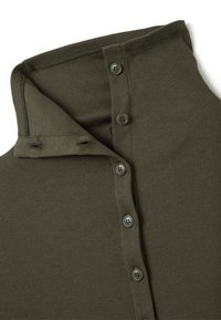 Nahaufnahme des dunkelgrünen, gerippten Kragens eines Hemdes mit fünf passenden Knöpfen, die geschlossen sind, und sichtbaren Knopflöchern auf der linken Seite.