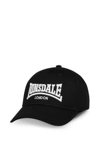 Căciulă de baseball neagră din material, cu text alb brodat "LONSDALE LONDON" pe față, vizieră curbată și cataramă ajustabilă.