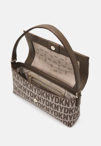 Hnědá taška značky DKNY s exteriérem s logem, hladkou texturou a západkovým uzávěrem. Uvnitř se nachází zipová kapsa a podšívka s logem.