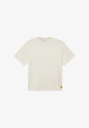 Ecru koszulka z krótkim rękawem i okrągłym dekoltem, z małą żółtą metką na lewej dolnej krawędzi.