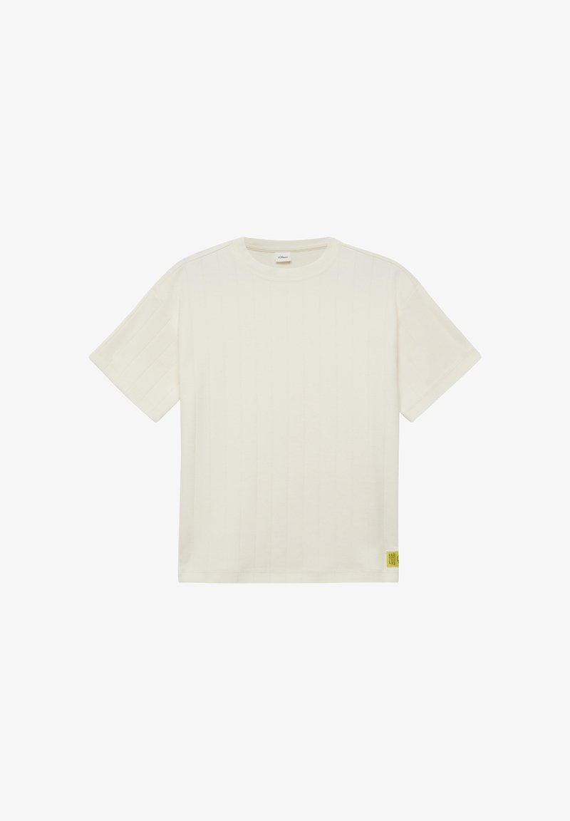 T-shirt de couleur blanc cassé à manches courtes avec col rond, portant une petite étiquette jaune sur l'ourlet inférieur gauche.