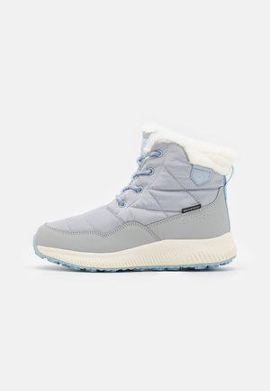 Botte d'hiver imperméable bleu clair avec doublure en polaire, devant à lacets et semelle en caoutchouc texturée conçue pour les conditions froides et humides.