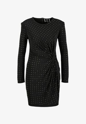 Schwarzes Kleid mit langen Ärmeln, das ein gedrehtes Vorderdesign aufweist und mit kleinen, quadratischen metallischen Akzenten gleichmäßig verziert ist.