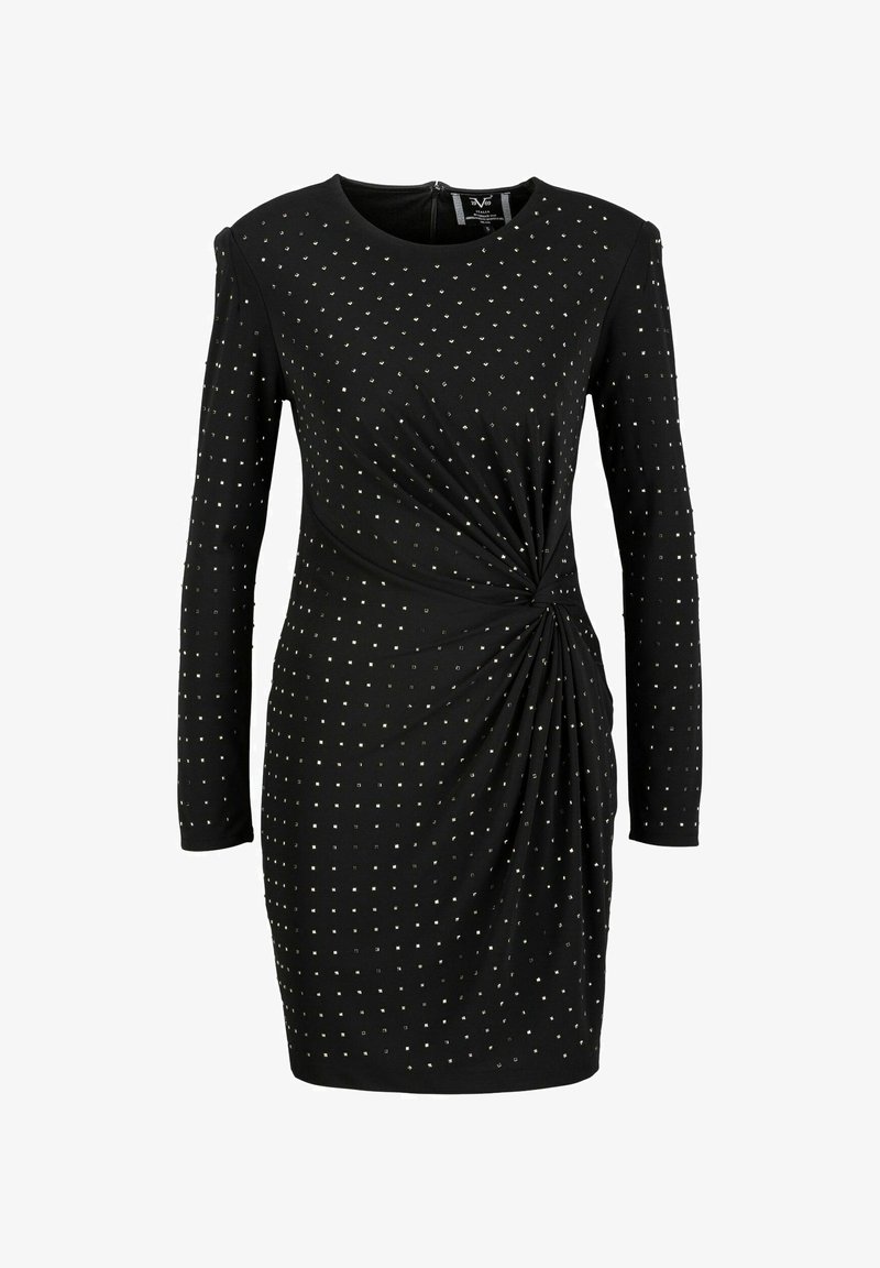 Schwarzes Kleid mit langen Ärmeln, das ein gedrehtes Vorderdesign aufweist und mit kleinen, quadratischen metallischen Akzenten gleichmäßig verziert ist.