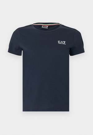 Tumši zils kokvilnas T-krekls ar īsām piedurknēm, apaļu kakla izgriezumu un baltu EA7 logo uz krūtīm. Kakla izgriezumā teksturēta apmale.