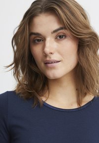 Fransa FRHIZAMOND - Camiseta básica - dark peacoat
