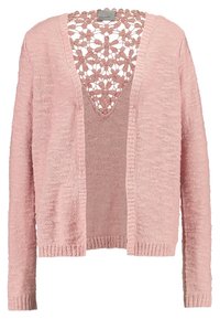 Světle růžový kardigan s texturovaným pletením, otevřeným předním dílem a květinovým háčkovaným detailem na výstřihu. Měkká tkanina a dlouhé rukávy.