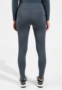 Slimfit sportleggings in donkergrijs, gemaakt van glad, rekbaar materiaal. Voorzien van een hoge tailleband en een achterzak detail.