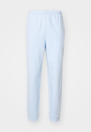 Pantalones de chándal azul claro, hechos de una tela suave, con cinturilla elástica, piernas ajustadas y puños en los tobillos. Sin patrones visibles.
