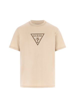 T-shirt en coton beige à manches courtes, avec un logo triangulaire « GUESS » en tons plus foncés à l'avant, texture douce et col rond.