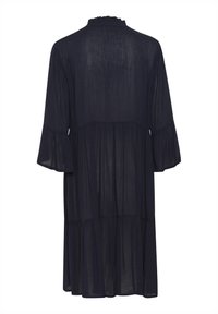 Rochie ușoară, de culoare bleumarin, cu un decolteu volanat, mâneci lungi cu formă de clopot și design în etape. Fabrică semi-transparentă cu o siluetă fluidă.