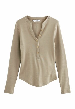 Cămașă lungă taupe din material ribat. Prezintă un decolteu henley cu trei butoane aurii și un tiv rotunjit. Fără modele vizibile.