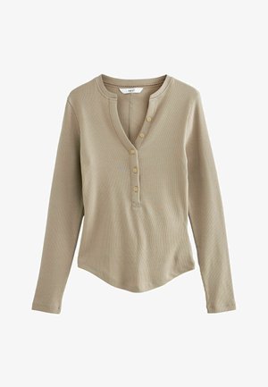 Camisa de manga larga color topo, hecha de tela acanalada. Presenta un escote tipo henley con tres botones dorados y un dobladillo redondeado. Sin patrones visibles.