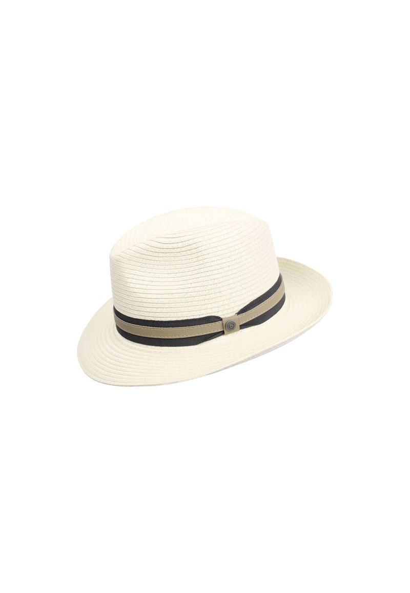 Sombrero de paja en crema claro con una banda estrecha a rayas en negro y gris, que presenta un emblema circular en el lateral y un ala ancha.