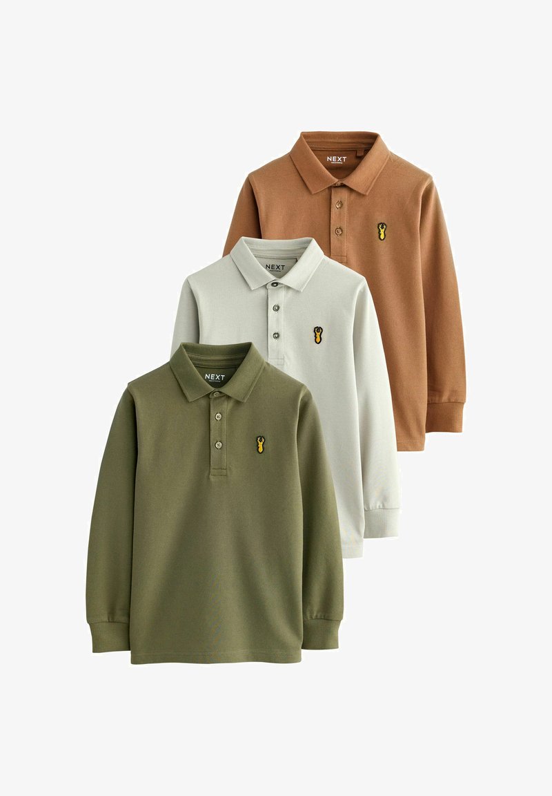 Drei Langarm-Polohemden in Braun, Weiß und Olivgrün. Aus Baumwolle mit Knopfleisten und kleinem gesticktem Logo auf der Brust.