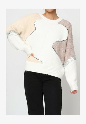 Pull en tricot avec une base blanche crémeuse ornée de formes abstraites beiges et marron clair, et des accents de sequins argentés sur les manches.