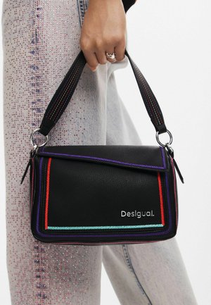 Borsa a tracolla sintetica nera con cuciture colorate in rosso, viola e turchese. Presenta una tracolla regolabile e accessori metallici. Logo visibile.