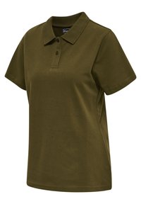 Polo vert olive à manches courtes avec patte à deux boutons et col classique, présenté sur fond blanc.