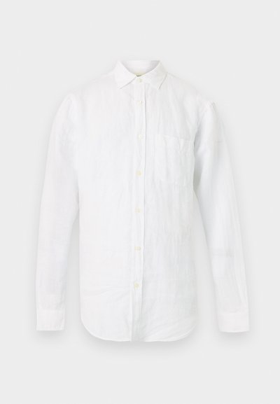 Άσπρο πουκάμισο με μακριά μανίκια, κουμπιά, γιακά και τσέπη στο στήθος, εμφανίζεται επίπεδο σε ανοιχτό φόντο.