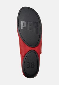 Suela roja de zapato con goma negra, texto en relieve "PER" y talla "38". Parte superior de cuero liso con un borde texturizado para mayor agarre.