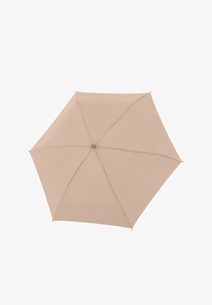 Beige paraplu met een gladde stoffen canopy, octagonale vorm en een houtkleurige knop in het midden. Lichtgewicht en opvouwbaar ontwerp.