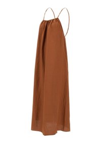 Abito in lino marrone con vestibilità ampia, dotato di spalline sottili e scollo arricciato. Lungo fino al pavimento con una texture liscia.