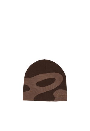 Gorro de punto marrón con un gran estampado abstracto y un pequeño logotipo bordado en la parte delantera.