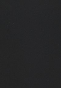 Exposition de tissu noir, présentant une texture lisse avec une couleur uniforme et peu de fibres ou de motifs visibles. Convient pour diverses utilisations.
