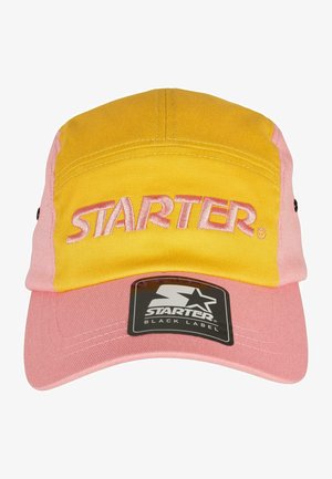 Cappellino bicolore con la parte anteriore gialla e visiera rosa. Presenta il logo ricamato "STARTER" e un'etichetta nera sul lato. Materiale in cotone.