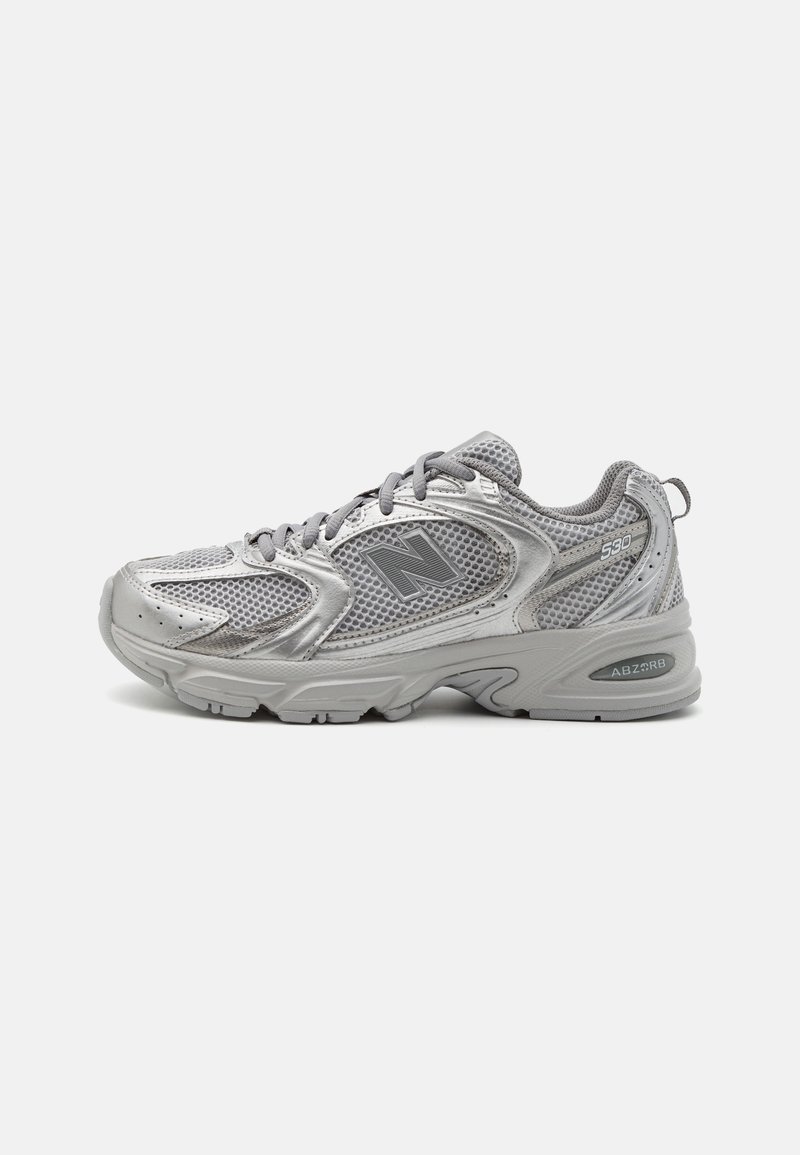 Zapatilla de running plateada con parte superior de malla, lengüeta acolchada y cordones. Presenta una suela moldeada con amortiguación "ABZORB" y sutiles acentos de diseño.