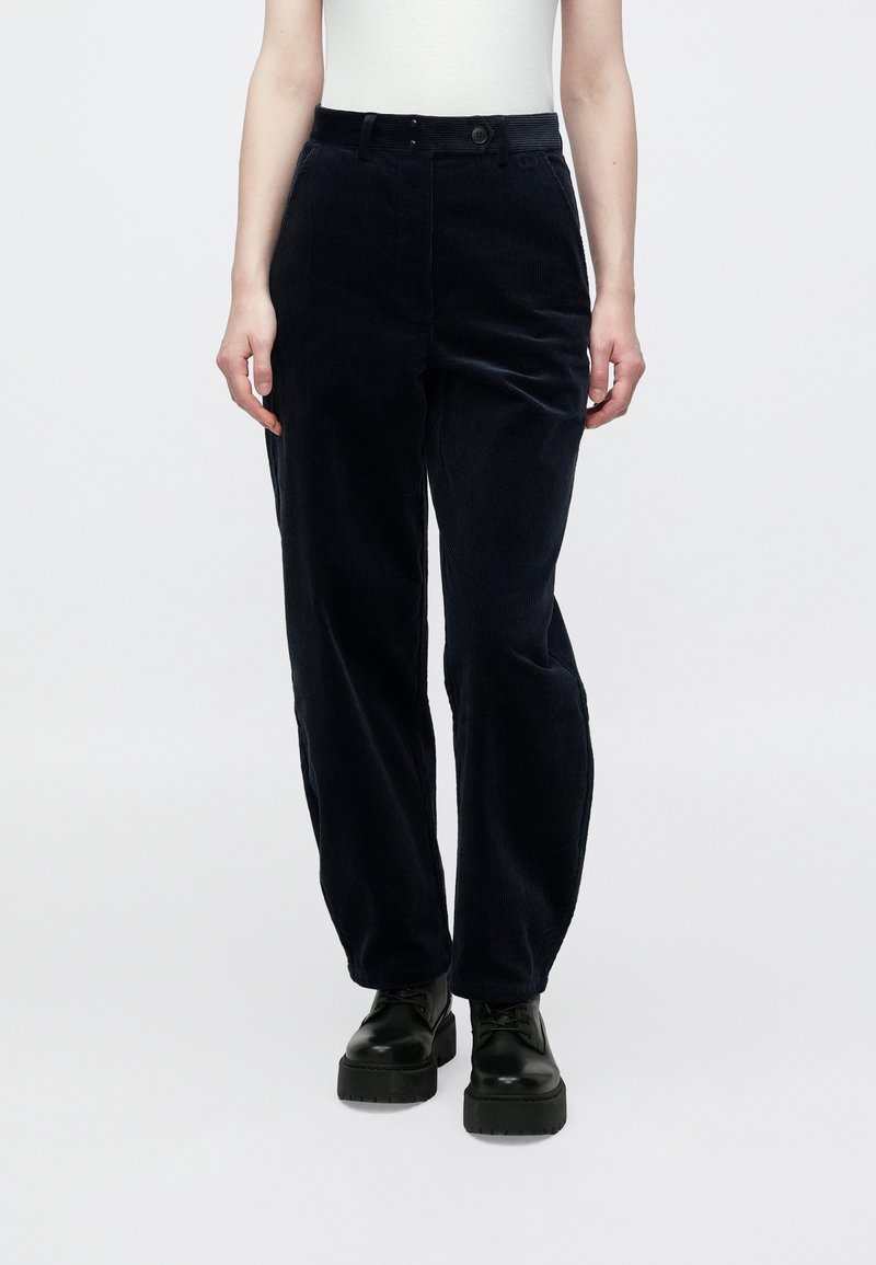 Tumši zili kordurojas auduma bikses ar taisnu piegriezumu, ar smalku tekstūru, sānu kabatām un pogas aizdari jostasvietā.