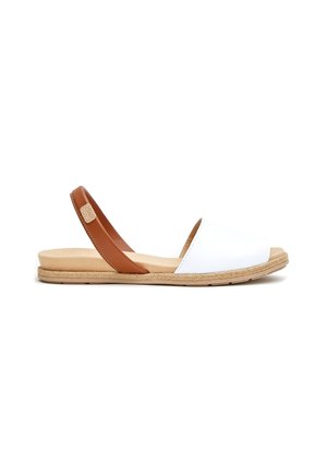 Sandalias blancas sin hebilla con tira de cuero marrón, suela de tipo corcho, textura suave y un diseño minimalista.