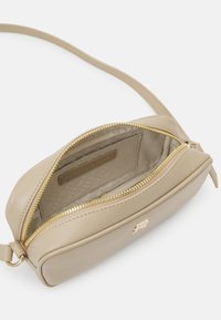Tommy Hilfiger REFINED CAMERA BAG - Soma ar siksnu pāri ķermenim - beige