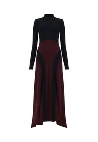 Lang jurk met een zwarte top met een opstaande kraag en een diep bordeauxrode rok. Soepele textuur met zwarte zijpanelen en een asymmetrische zoom.