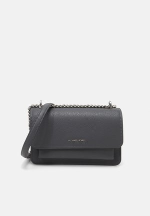 Ciemnoszara torebka ze skórzaną fakturą, z srebrnym łańcuszkowym paskiem i klapką, z metalowym logo "Michael Kors" z przodu.