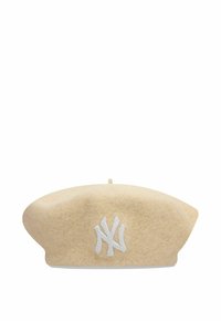 Boina de lana en color marrón claro con un diseño redondo y plano, con un logo bordado de NY en blanco en la parte frontal y un pequeño botón en la parte superior.