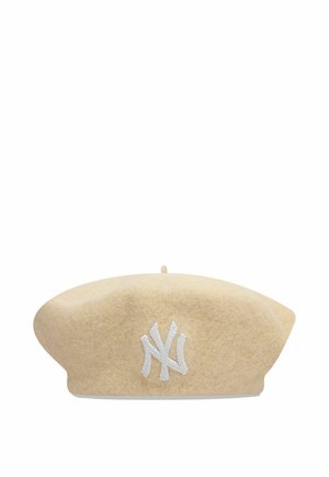 Beret di lana tan con design rotondo e piatto, dotato di un logo NY ricamato in bianco sul fronte e un piccolo bottone superiore.