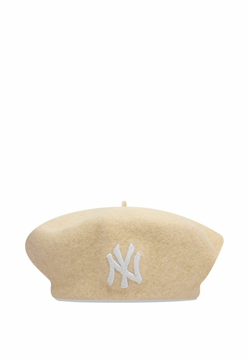 Boina de lana en color marrón claro con un diseño redondo y plano, con un logo bordado de NY en blanco en la parte frontal y un pequeño botón en la parte superior.