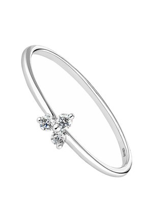 Anillo de plata que presenta una banda delgada con tres piedras preciosas redondas y transparentes dispuestas en un grupo, reflejando la luz y mostrando un acabado pulido.