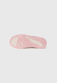 Suola di sneaker in gomma rosa con un motivo di trazione testurizzato e accenti di beige chiaro. Presenta un logo circolare e un design rigato per migliorare la presa.