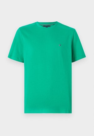 Groene katoenen T-shirt met korte mouwen, ronde hals en een klein logodetail op de borst. Soepele textuur en normale pasvorm.