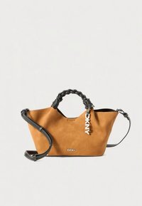 Geantă tote din piele întoarsă bej, cu mâner împletit negru, curea de umăr reglabilă și etichetă albă cu logo-ul DKNY. Textură netedă și formă contemporană.