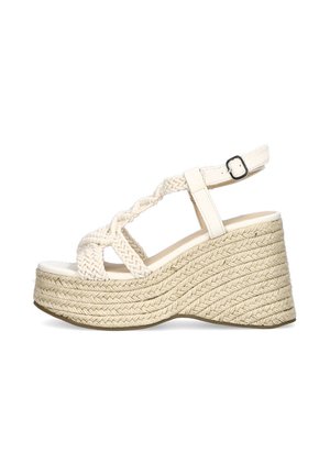 Sandalias de cuña blancas con correas trenzadas y hebilla, que cuentan con una suela de yute tejido texturizado y una superficie superior suave.