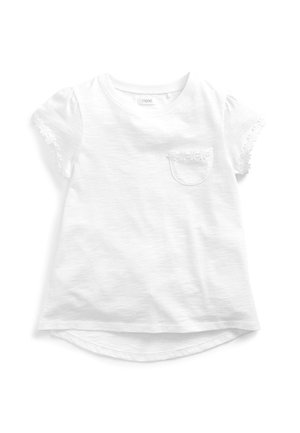 Weißes kurzärmeliges Mädchen-T-Shirt mit kleinem Vorderfach und floralem Spitzenbesatz an Ärmel- und Taschenkante.