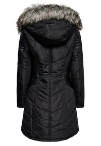 Abrigo acolchado negro con capucha con borde de piel, con costuras en diagonal acolchadas y paneles laterales acanalados para textura y calidez.